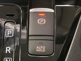 【電動パーキングブレーキ】パーキングブレーキは便利な電動式!ボタン一つで操作でき、アクセルを踏めば自動で解除されます♪レバーやペダルが無いので運転席廻りもすっきりしますね♪