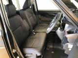 運転席の座面高さを調整できるシートリフターが付いています。フロントシートはベンチシートを採用で、座面も広く使い勝手もいいですよ♪