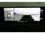 【パノラミックビューモニター】映像で、見づらい車両周辺の確認をアシスト。クルマを真上から見ているような映像を表示。 運転席から確認しにくい車両周囲の状況を把握。