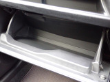 助手席前には車検証入れ等書類一式を収納できるグローブボックスがございます。