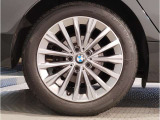 【BMWアロイホイル】軽量かつ強度に拘ったアロイホイル。走行性能ポテンシャルを引き出す設計。車の足元を引き締めてくれる大きなポイントはアロイホイルです。