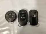 スマートキーを装備しています。鍵を差し込むことなくドアロックの開け閉めと、スタートボタン操作でのエンジンスタートができます。加えて、純正リモコンエンジンスターター用の操作キーもついています。