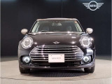 MINIのフロントグリルのデザインはイギリスで生まれた当初から、シルバーのサイドバーが折り重なった伝統的なデザインで御座います。その伝統はBMWのお車になってからでも少しずつ形を変えて守られております