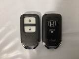 スマートキーを装備しています。鍵を差し込むことなくドアロックの開け閉めと、スタートボタン操作でのエンジンスタートができます。スペアキーも同じものを用意しております。