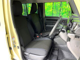 運転席まわりには十分なスペースがあり、大柄な方でもゆったり運転していただける環境です。