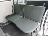 2列目シートです。床下収納をしてフラットにする前提で作られているので座り心地は良くはないです。短時間乗車用に。