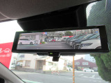 『スマートルームミラー』付き♪♪ 後席乗車の方の頭で後続車を確認できない時には後部カメラが撮影する画像をここに映して確認できます♪♪