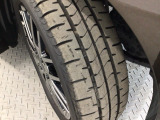 安全に走行するためには空気圧の確認をはじめ溝の深さ、ひび割れの等の点検が必要です。点検時に交換が必要と判断した場合は交換いたします。
