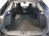 【トランクスルー機構】後席を前に倒してトランクルームとつなげ、長尺物の収納を可能にするトランクスルー機構も備えています。
