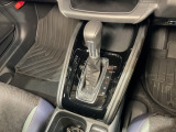自然に手が届く距離に配置されたシフトレバー。