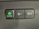 ECON モードをON にするとアクセルペダルの動きに対するエンジンの反応とエアコンの制御を切り換えることで、燃費のいい運転をするドライバーがペダルを踏んだ時と同じようにエンジンを制御します。
