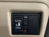 左側電動スライドドアは運転席からでも操作ができるように、ハンドル付近に開閉の操作スイッチが付いています。