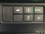 Hondaセンシング用の、VSA(ABS+TCS+横滑り抑制)解除と路外逸脱抑制機能のオンオフスイッチなどはハンドルの右側に装備しています。
