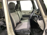 女性でも運転がしやすいように、シートの高さ調整機能(シートリフター)がついています。運転席と助手席の間が空いている為、助手席側への移動がスムーズです。交通量の多い道でも助手席側から乗り降りができます。