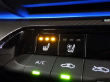 【シートヒーター】運転席と助手席をそれぞれ独立して操作でき、無段階に温度調節も可能なため、座る人と室内温度にあわせた快適