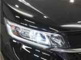 【LEDヘッドライト】省電力で、明るく遠くまで照らし、夜道や雨天などの走行の際、安心感を高めます。オートライト機構で周囲の明るさを感知し、自動で点灯、消灯します。