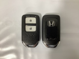 スマートキーを装備しています。鍵を差し込むことなくドアロックの開け閉めと、スタートボタン操作でのエンジンスタートができます。スペアキーも同じものを用意しております。