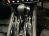 CVT車のセレクトレバーです。低速から高速まで、変速ショックのないスムーズな走りと、エンジン効率のよい領域を維持して燃費にも貢献します。