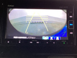 バックでの車庫入れも安心です! リアカメラが付いているバックモニター付のナビを装備しております。操作線もついており距離感も画面から確認できます。