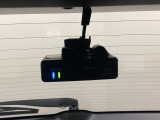 後方にもドライブレコーダーのカメラが付いています。前後両方でお車の周りを監視・記録いたします。