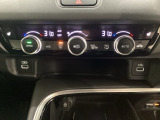 オートエアコンがついてます。左右独立で温度設定のできるデュアルオートエアコンです。パネル内のシートヒータースイッチは前席の左右別々に3段階で温度設定ができます。