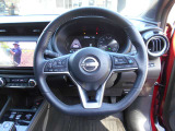 ステアリングハンドルです。オーディオコントロールスイッチが付いて運転中でも手元でオーディオの操作が出来て便利ですよ。
