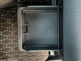 助手席シートの下に、便利な前後スライド式のアンダーボックスを装備。運転用の替え靴や、車内に常備したいこども用品、着がえた服などを収納できます