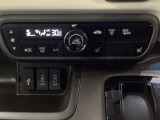 セレクトレバーの左上にオートエアコンがついてますので簡単操作で快適に過ごせます。シートヒータースイッチ内蔵で前席の左右別々にHiとLoの2段階で温度設定ができます。