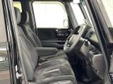 ゆったり、しっかりと座れるシートに運転席は高さ調節可能!シート位置の前後と高さ、レバーの上下左右の調節で自分にあったポジションを見つけることができます!