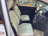 シートは座り心地も良く高級感があります。シートカバーが付いています