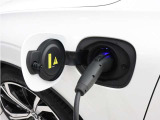 専用コードを接続するだけで簡単に充電が行えます。プラグインハイブリッドモデルRecharge PHEV T6 AWDは、走行中の充電のほか、自宅などに設置された充電機器からの充電が可能です。
