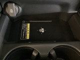 センターコンソールにはワイヤレス充電器を装備してます。Qi(チー)規格対応のスマートフォンなどを置くだけでワイヤレスで充電可能です。またスマートフォンの充電可能なUSB端子なども別途装備しています。