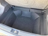 トランクの下に小物をいれる空間があります。