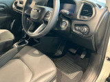 運転席はパワーシート搭載しており、しっくりくるシート位置の調節が可能です。