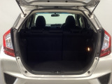ラゲッジも広く使いやすいトランクは、開口部も広く荷物の積み下ろしもしやすいお車となっております。リアシートの背もたれは6:4の割合で分割して可倒できるので、長いお荷物などを載せることもできます。