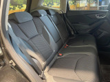 後部座席も気になるようなキズ・汚れやへたり等、大きなダメージはなく、良好な状態です。