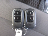 スマートキー付!キーを取り出さなくてもドアロックの施錠・開錠、エンジンの始動が出来ます!雨の日や荷物の多い日にとても便利ですね♪