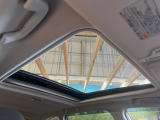 【サンルーフ】開放感たっぷりの希少装備、サンルーフが装着されています!車内に明かりを取り入れたり景色を楽しむ以外にも、車内の空気も簡単に換気できて快適です!