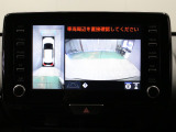 【パノラミックビューモニター】カメラで映した周囲の映像をナビゲーション画面に表示し、ドライバーの死角を減らし運転負荷を軽減する機能です。映像は、車両の前後と左右のドアミラーに搭載した計4台で映します。