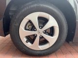 【純正15インチアルミホイール】外観にマッチした純正アルミホイールを装着しております。各種社外アルミホイールや、スタッドレスタイヤも取扱いしております。是非ご相談ください♪