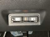 ETCがついています。高速道路の料金所の通過も楽々です!。 カードの取り出しもしやすい場所についています。