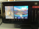 【360&deg;ビューモニター】  とても分かりやすい、クルマの上から見下ろしたような映像で、駐車サポートをしてくれます。