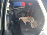 後席もきれいにクリーニングされています。足元のスペースもこれだけ広ければ一緒に乗っている人もゆったりお乗りいただけそうです。