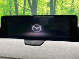 【12.3インチマツダコネクト】車内の雰囲気にマッチした大型ディスプレイ。スマホ接続でのナビ使用やBluetooth再生等、様々な機能が楽しめます。直感的なダイヤル操作が可能で、使い勝手も良好です。
