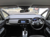 【インパネ周り】広々とした視界性の良い運転席です。ゆったりとした快適な乗り心地で運転できます。内装はブラックです。水平基調のインテリアデザインで明るくシンプルな雰囲気に仕立てました