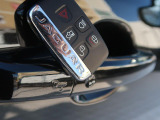 【キーレスエントリー】バッグやポケットからキーを取り出すことなく車にアクセスして、ロックとアラームを設定できます。 毎日の利便性をさらに高める機能です。