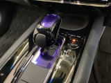 ハイブリッド専用セレクトレバーです。シフトチェンジを電子信号で送信するセレクトレバーを採用していますので、軽快でスマートな操作を楽しめます。