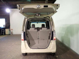 ★N-BOXのラゲッジスペースです♪後部座席はセパレートタイプで使い勝手も良く広々した空間でたくさん荷物を積む事が出来ます♪ご納車前には外装+内装クリーニングも実施いたしますので快適です♪