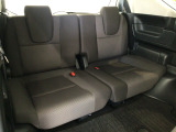 【3列目シート】しっかりした厚みの有るシートになりますので長い時間のドライブでも安心してお乗り頂けます♪