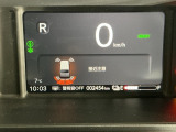 パーキングセンサーシステムは走行中に障害物が迫ると音と表示でお知らせ、低速走行時時の安心感を高めます